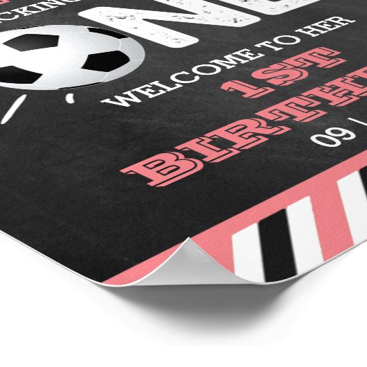 大物を蹴ること |サッカーの最初の誕生日へようこそ ポスター (角)