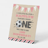 大物を蹴ること |サッカーの最初の誕生日へようこそ 台座サイン (正面)