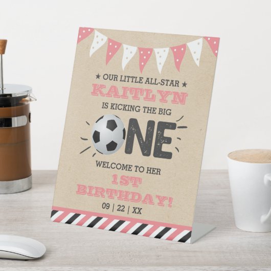 大物を蹴ること |サッカーの最初の誕生日へようこそ 台座サイン (インサイチュ)