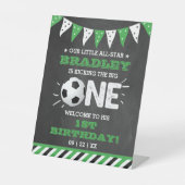 大物を蹴ること |サッカーの最初の誕生日へようこそ 台座サイン (正面)