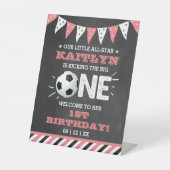 大物を蹴ること |サッカーの最初の誕生日へようこそ 台座サイン (正面)