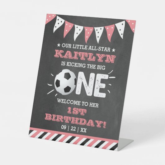 大物を蹴ること |サッカーの最初の誕生日へようこそ 台座サイン (正面)