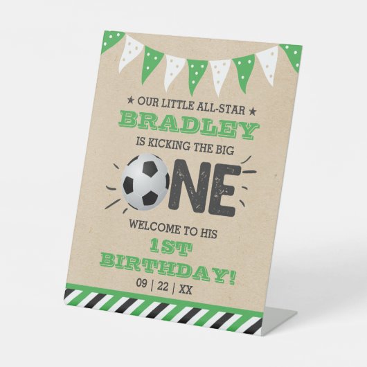 大物を蹴ること |サッカーの最初の誕生日へようこそ 台座サイン (正面)