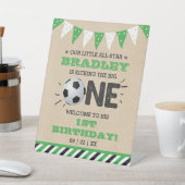 大物を蹴ること |サッカーの最初の誕生日へようこそ 台座サイン (インサイチュ)