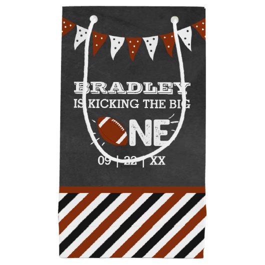 大物を蹴ること |サッカーの誕生日 スモールペーパーバッグ (正面)