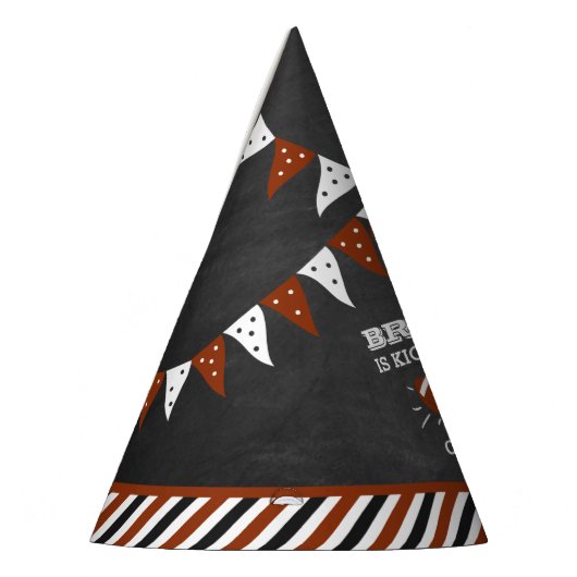 大物を蹴ること |サッカーの誕生日 パーティーハット (左)