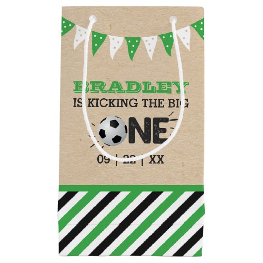 大物を蹴ること |サッカー1回目の誕生日 スモールペーパーバッグ (正面)