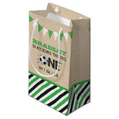 大物を蹴ること |サッカー1回目の誕生日 スモールペーパーバッグ (正面アングル)