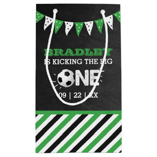 大物を蹴ること |サッカー1回目の誕生日 スモールペーパーバッグ (裏面)