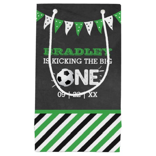 大物を蹴ること |サッカー1回目の誕生日 スモールペーパーバッグ (正面)
