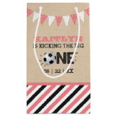 大物を蹴ること |サッカー1回目の誕生日 スモールペーパーバッグ (裏面)