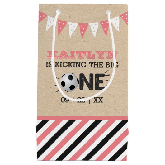 大物を蹴ること |サッカー1回目の誕生日 スモールペーパーバッグ (正面)
