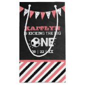 大物を蹴ること |サッカー1回目の誕生日 スモールペーパーバッグ (裏面)