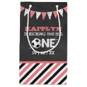 大物を蹴ること |サッカー1回目の誕生日 スモールペーパーバッグ (正面)