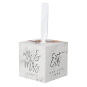 大理石およびバラ金ゴールド効果パーソナライズされたオーナメント キューブオーナメント (正面アングル)