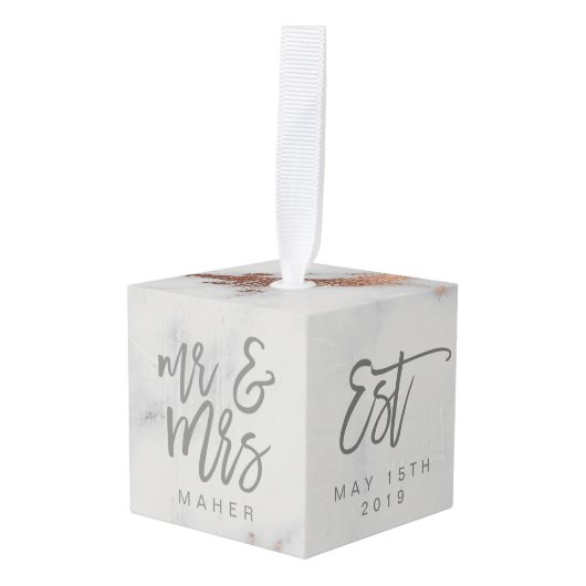 大理石およびバラ金ゴールド効果パーソナライズされたオーナメント キューブオーナメント (正面アングル)