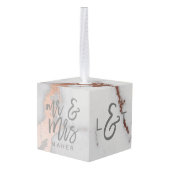 大理石およびバラ金ゴールド効果パーソナライズされたオーナメント キューブオーナメント (裏面アングル)