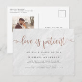 大理石とローズゴールドのカリグラフィー 愛は忍耐強い インビテーションポストカード (正面/裏面)