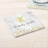 大理石のモノグラム金ゴールドドット スクエアペーパーコースター (アングル)