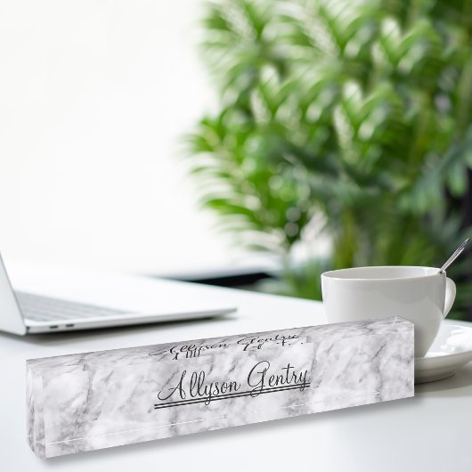 大理石のルックの古典的なモノグラム名 デスクネームプレート