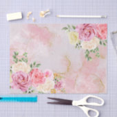 大理石の上のピンクの白いバラの水色のデコページ 薄葉紙 (クラフト)