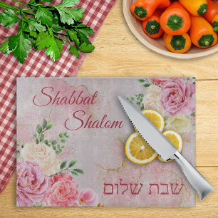 大理石の上のピンクの白いバラ背景の水色 カッティングボード