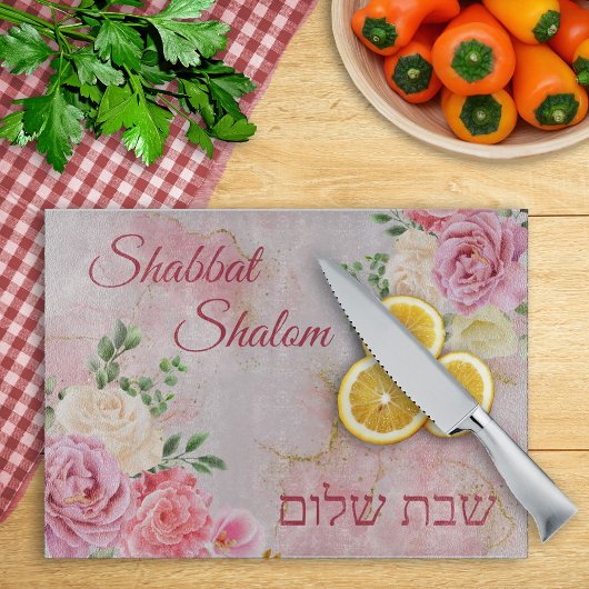 大理石の上のピンクの白いバラ背景の水色 カッティングボード