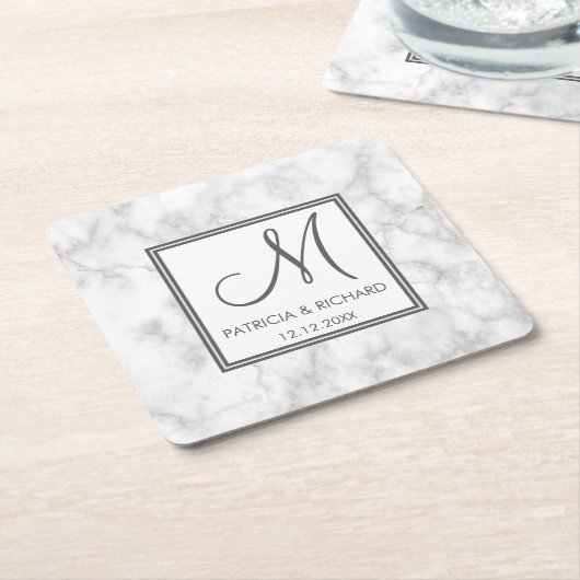 大理石の結婚式のモノグラム スクエアペーパーコースター (アングル)