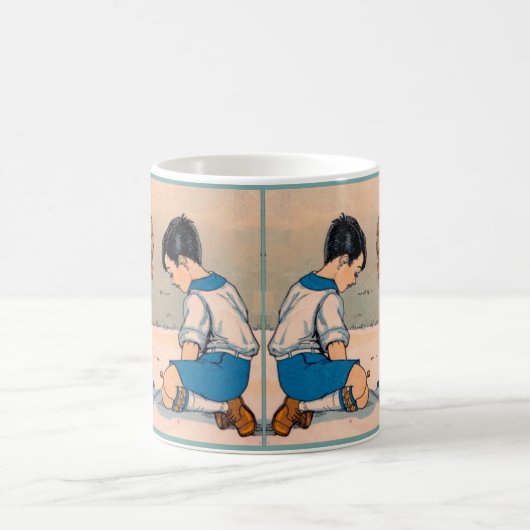 大理石を遊んでいる20年代女の子および男の子 コーヒーマグカップ (中央)