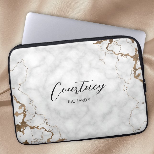 大理石スタイリッシュ金ゴールドグリッターモノグラム名またはロゴ ラップトップスリーブ (Marble and gold glitter personalized laptop sleeve with space for your name or logo)
