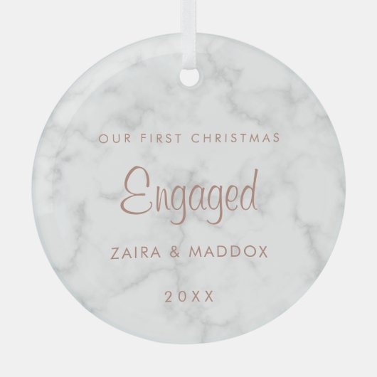 大理石バラ金ゴールド私たちの初めてのクリスマス 婚約した ガラスオーナメント (正面)