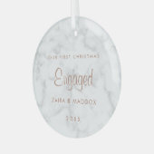大理石バラ金ゴールド私たちの初めてのクリスマス 婚約した ガラスオーナメント (正面左)