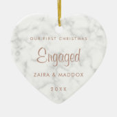 大理石バラ金ゴールド私たちの初めてのクリスマス 婚約した セラミックオーナメント (正面)