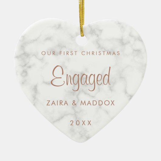 大理石バラ金ゴールド私たちの初めてのクリスマス 婚約した セラミックオーナメント (正面)