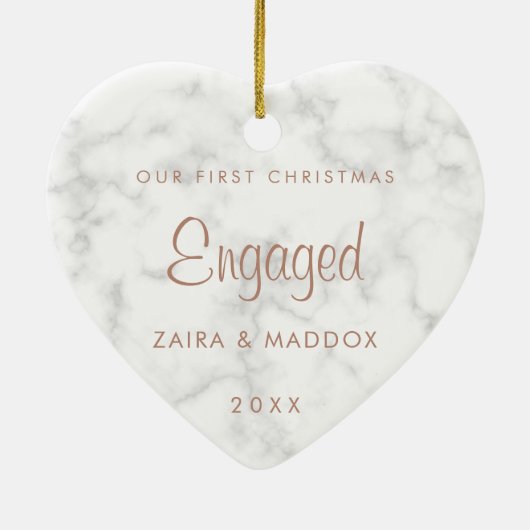 大理石バラ金ゴールド私たちの初めてのクリスマス 婚約した セラミックオーナメント (裏面)