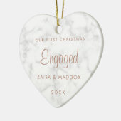 大理石バラ金ゴールド私たちの初めてのクリスマス 婚約した セラミックオーナメント (左)