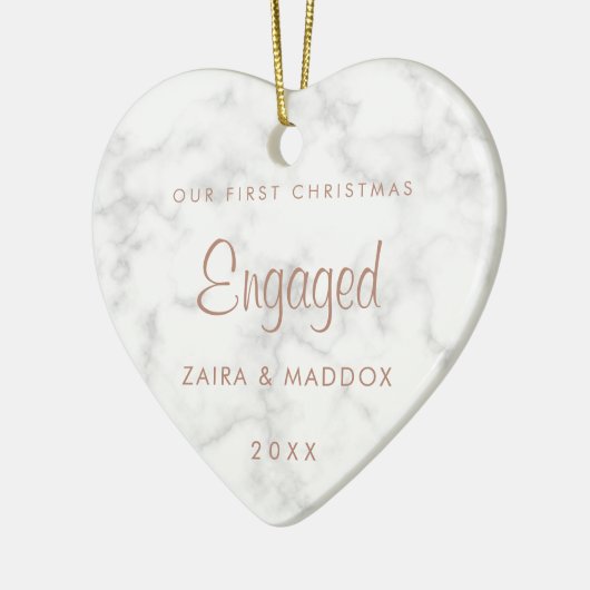 大理石バラ金ゴールド私たちの初めてのクリスマス 婚約した セラミックオーナメント (左)