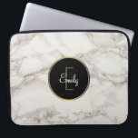大理石フェイクアラバスタトゥーペタンモダンカスタム ラップトップスリーブ<br><div class="desc">大理石のアラバスターのエレガント背景テクスチャーフェイクを持つモノグラムのラップトップスリーブ。Taupe / tanとクリームの色が混ざり合い、上品な外観のための興味深いパターンを作モダン成する。黒と金ゴールドの円で、金ゴールドグラデーショ縁どンを含み、お名前とイニシャルパーソナライズされたが内側。</div>