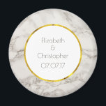 大理石フェイクアラバスタトゥーペタンモダン結婚ズ マグネット<br><div class="desc">大理石パーソナライズされたのアラバスターの背景のテクスチャーを持つフェイクの記念のマグネット。Taupe / tanとクリームの色が混ざり合い、上品な外観のための興味深いパターンを作モダン成する。白い丸の中に結婚金ゴールド箔を付けて、あなたの名前と日付でフェイクパーソナライズ縁どす。</div>