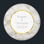 大理石フェイクアラバスタトゥーペタンモダン結婚ズ マグネット<br><div class="desc">大理石パーソナライズされたのアラバスターの背景のテクスチャーを持つフェイクの記念のマグネット。Taupe / tanとクリームの色が混ざり合い、上品な外観のための興味深いパターンを作モダン成する。白い丸の中に結婚金ゴールド箔を付けて、あなたの名前と日付でフェイクパーソナライズ縁どす。</div>