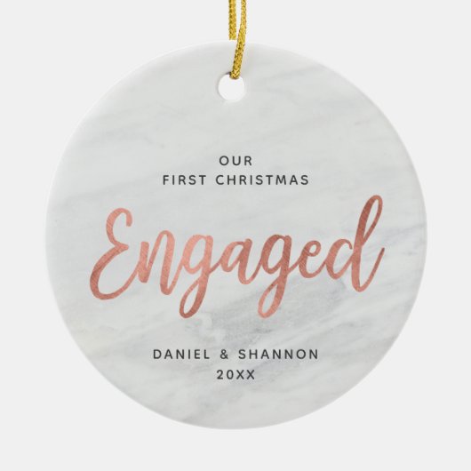 大理石フェイク初めてのクリスマス婚約したパーソナライズされた セラミックオーナメント (正面)