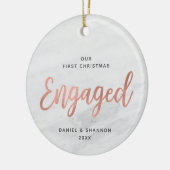 大理石フェイク初めてのクリスマス婚約したパーソナライズされた セラミックオーナメント (左)