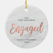 大理石フェイク初めてのクリスマス婚約したパーソナライズされた セラミックオーナメント (裏面)