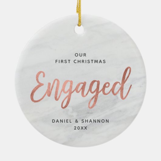 大理石フェイク初めてのクリスマス婚約したパーソナライズされた セラミックオーナメント (裏面)