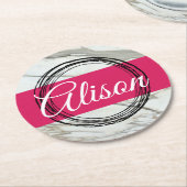 大理石ミニマルデザイン追加の名前文字 ラウンドペーパーコースター (アングル)