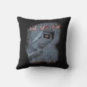 大目を見張る – テクノ – ディストピアのストリートウェアデザイン クッション (裏面)