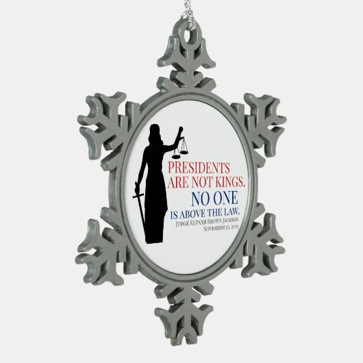 大統領は国王ではない。誰も法を超越しているわけではない スノーフレークピューターオーナメント (左)