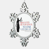 大統領は国王ではない。誰も法を超越しているわけではない スノーフレークピューターオーナメント (右)