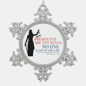 大統領は国王ではない。誰も法を超越しているわけではない スノーフレークピューターオーナメント (正面)