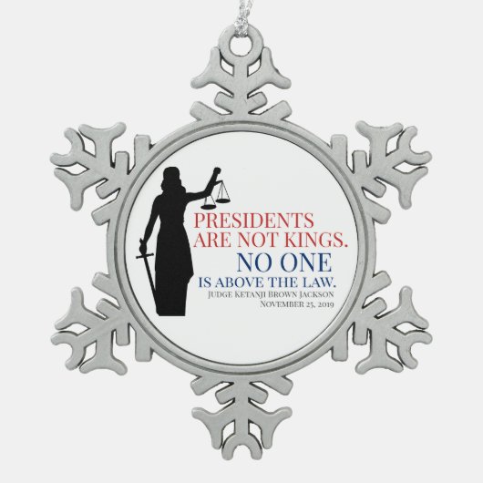 大統領は国王ではない。誰も法を超越しているわけではない スノーフレークピューターオーナメント (正面)